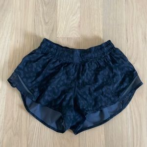 Black Camouflage Lululemon Hotty Hot Low-Rise Lined Short 2.5"